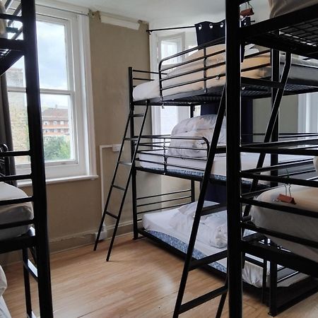 Bell House Hostel Лондон Екстериор снимка